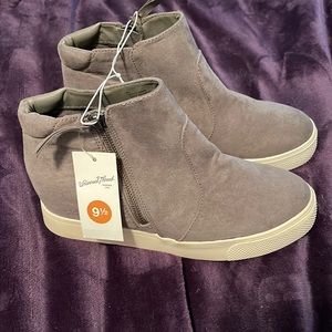 Universal thread gray booties